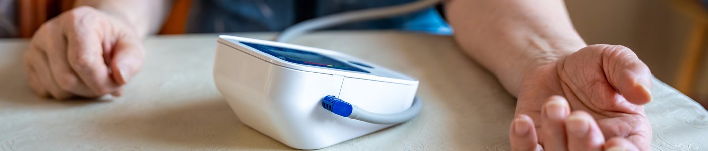 afbeelding Senior Woman Checking Blood Pressure Level Older 2025 03 10 12 01 07 Utc (1)